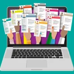 Illustration eines Laptops, aus dem viele Hände mit verschiedenen Lebensläufen herausragen, als Symbol für Recruiting und Bewerberauswahl.
