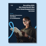 Das Bild zeigt eine Frau, die auf einem Tablet liest.