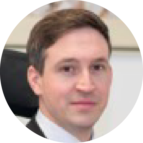 Porträt eines Mannes in Businesskleidung vor neutralem Hintergrund