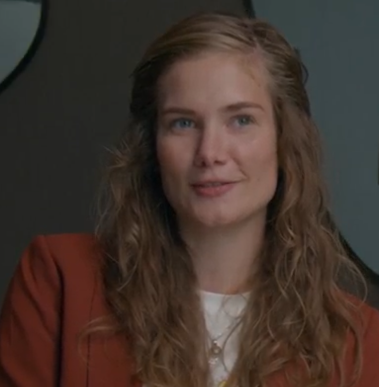 Das Bild zeigt eine Frau, die lächelnd in die Kamera schaut