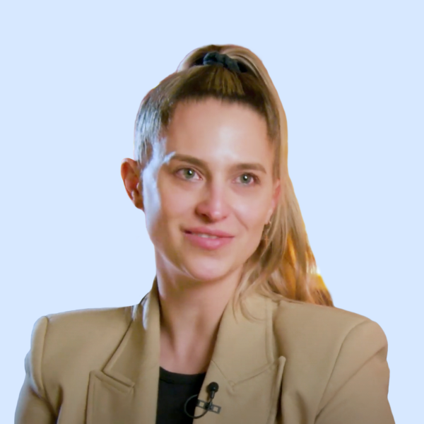 Porträt einer Frau mit beige Jacke vor hellem Hintergrund