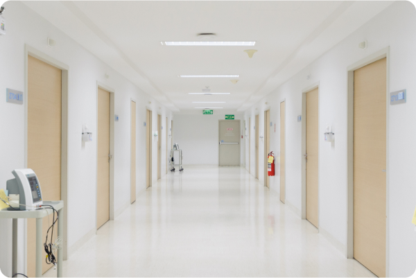 Leerer Krankenhausflur mit geschlossenen Türen und Notf...