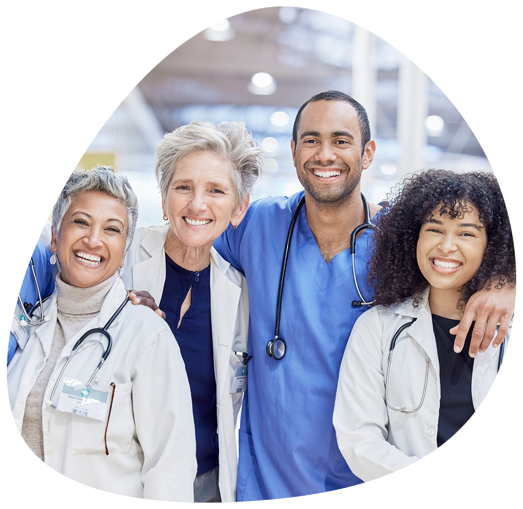 Ärzte und Pflegepersonal in einem Krankenhaus lachen zusammen, symbolisiert Teamarbeit