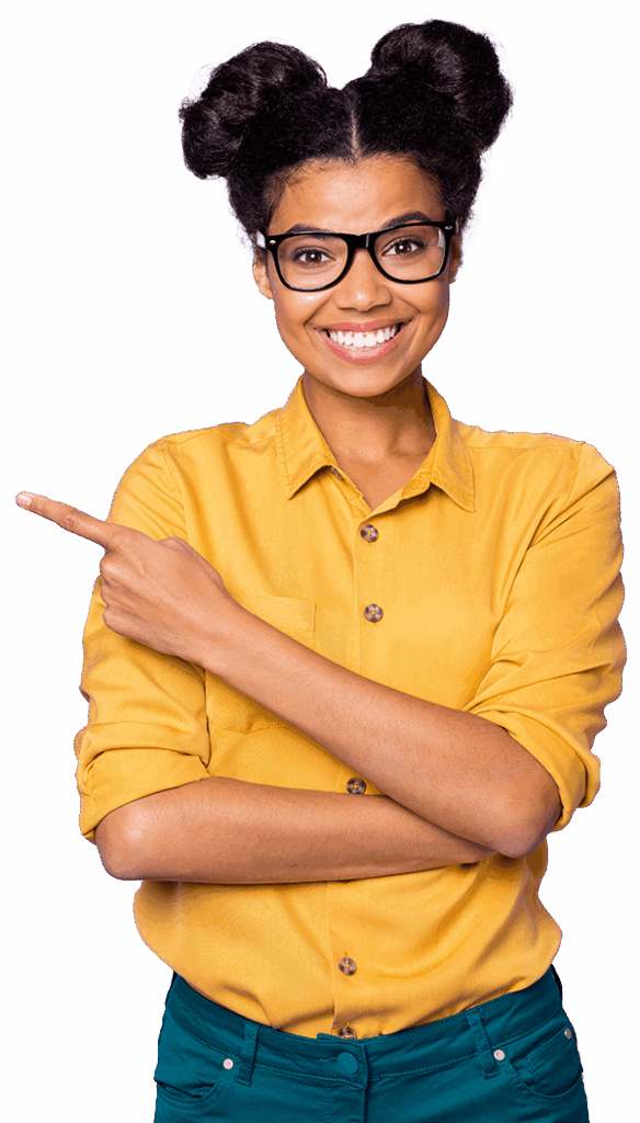 Junge Frau mit Brille, lächelnd, zeigt nach rechts, trägt gelbe Bluse, hat Dutt-Haare