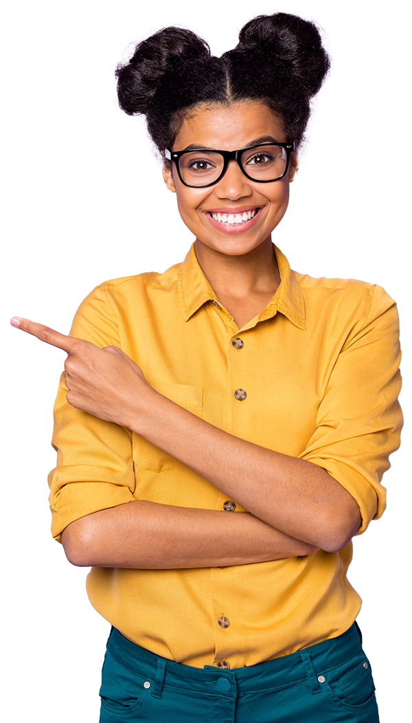 Junge Frau mit Brille, lächelnd, zeigt nach rechts, trägt gelbe Bluse, hat Dutt-Haare