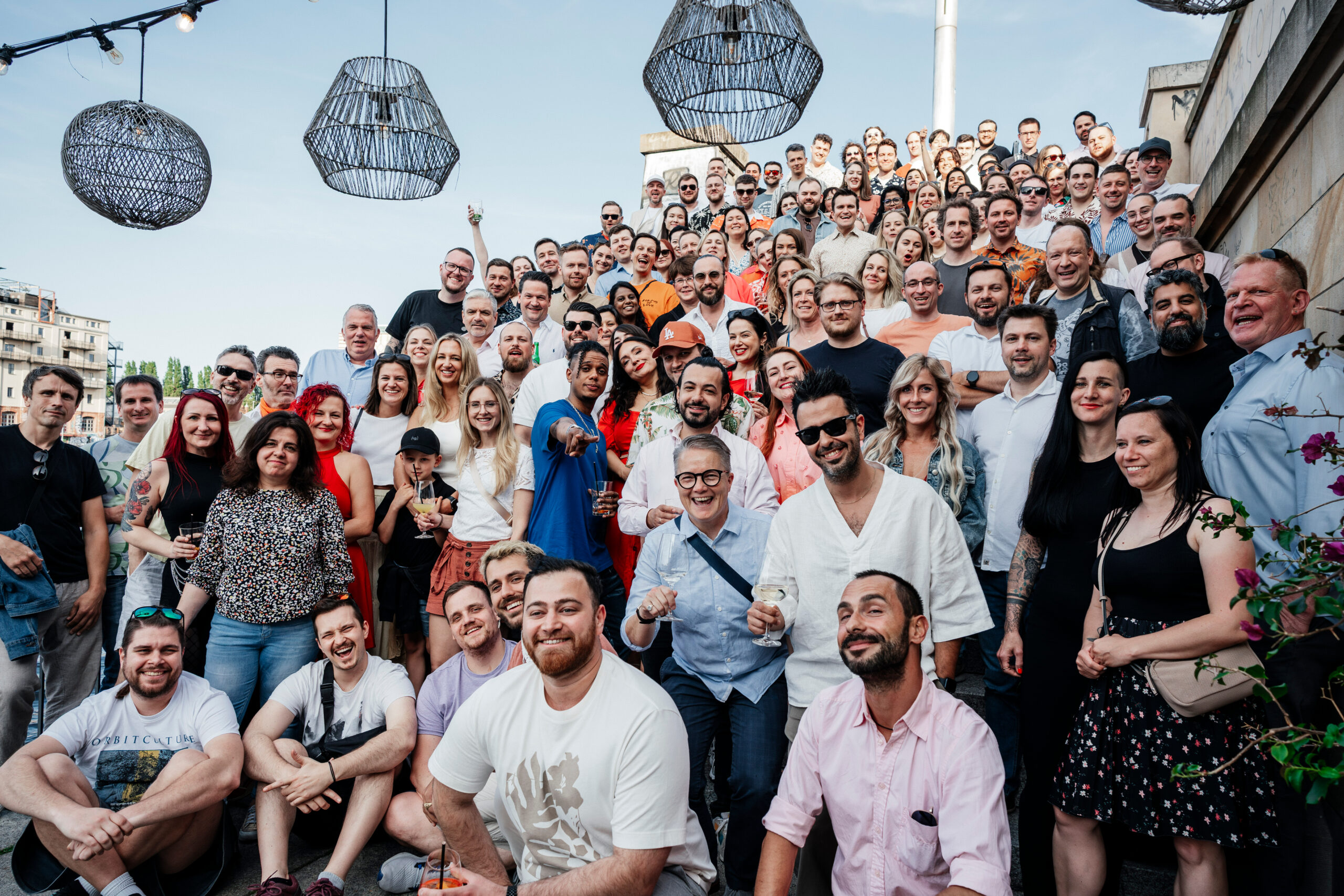 Großgruppe lachender Menschen bei einem Outdoor-Event