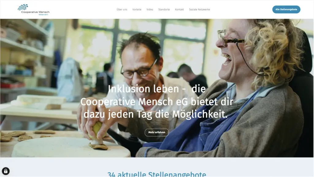 Menschen lachen und arbeiten gemeinsam in einem Raum, inklusive Atmosphäre.