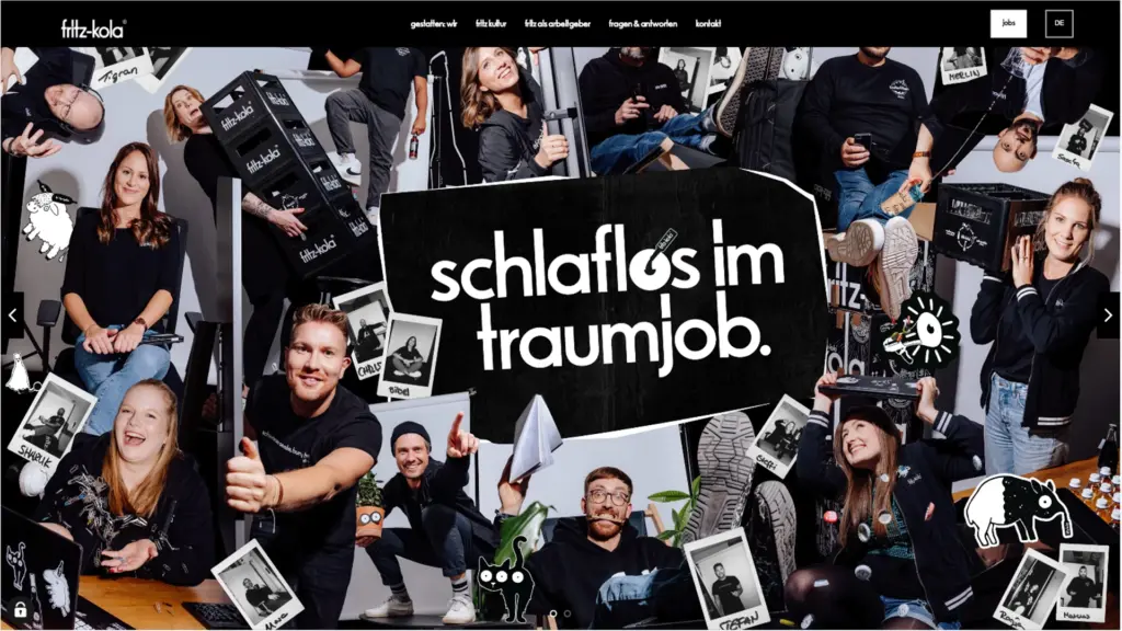 Teamfoto mit lachenden Mitarbeitenden und kreativen Illustrationen, zentrale Botschaft: "schlaf...