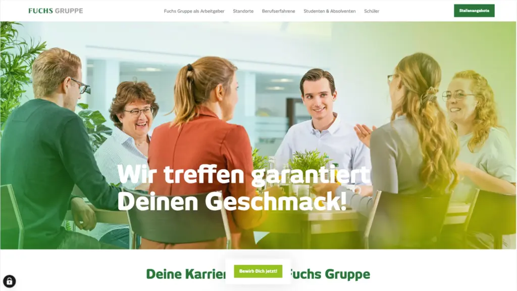 Gruppe von Mitarbeitern im Gespräch bei einem Meeting in einem modernen Büro.