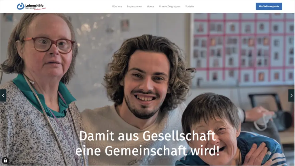 Menschen verschiedener Altersgruppen lachen und umarmen sich in einer Gemeinschaft.