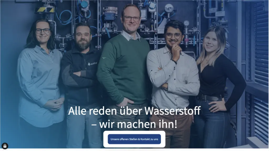 Gruppenfoto von fünf Personen in einem technischen Umfeld mit Wasserstoff-Thema, lächelnd und p...
