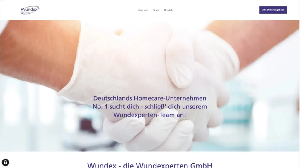 Handschlag zwischen zwei Personen mit medizinischen Handschuhen, symbolisiert Pflege oder Betreuung