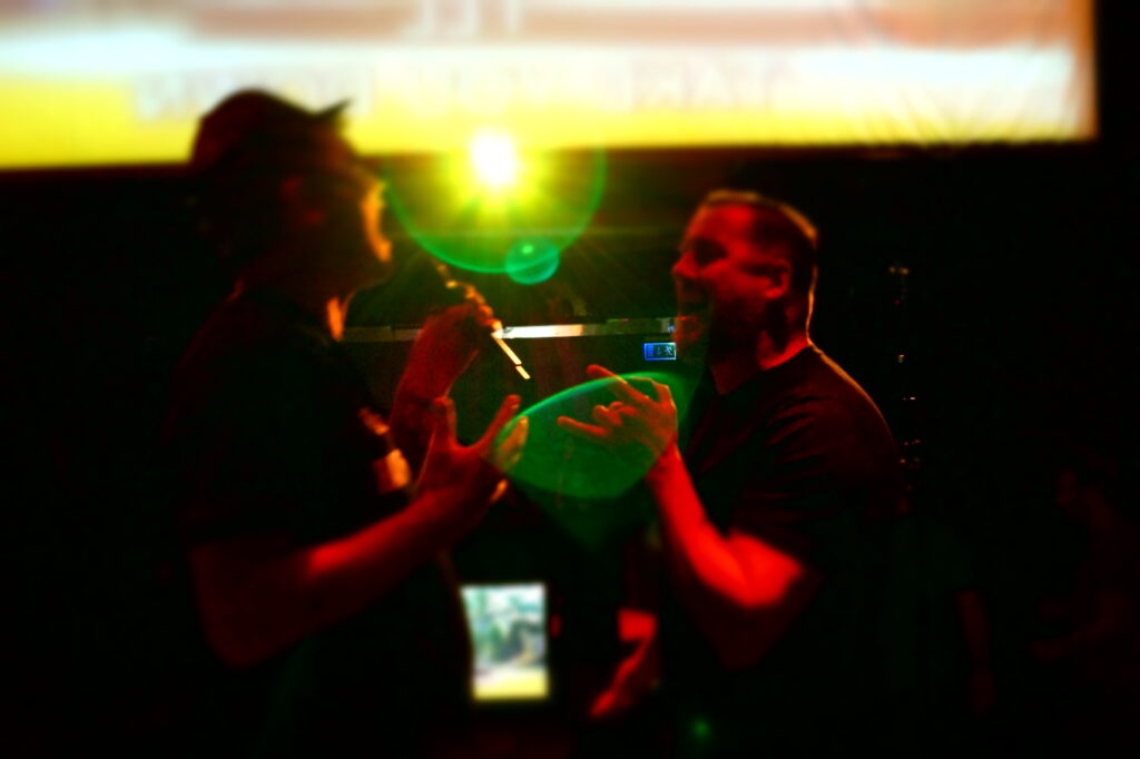 2 Menschen die beim HR Karaoke singen