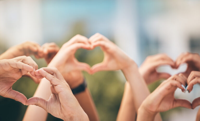 Foto von mehreren Händen, die mit ihren Fingern Herzen formen